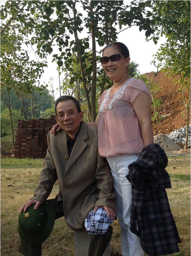 Nghệ sỹ Văn Hiệp và bà Kim Dung chụp ảnh cùng nhau trong lần bà trở về Việt Nam. 
